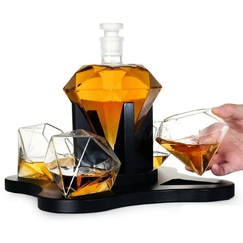 Une main se sert un verre à whisky en forme de diamant