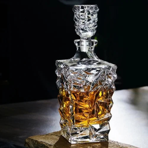 Carafe à whisky vintage en cristal sur une table rustique