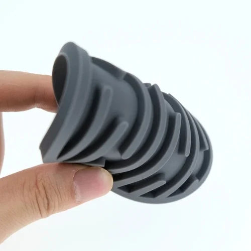 Deux doigts plient un dessous de verre en silicone