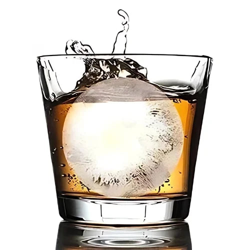 Glaçon boule dans un verre de whisky