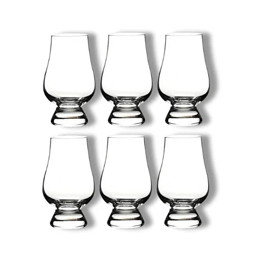 Un lot de six verres à whisky au design intemporel, parfait pour partager un moment de dégustation entre amis.