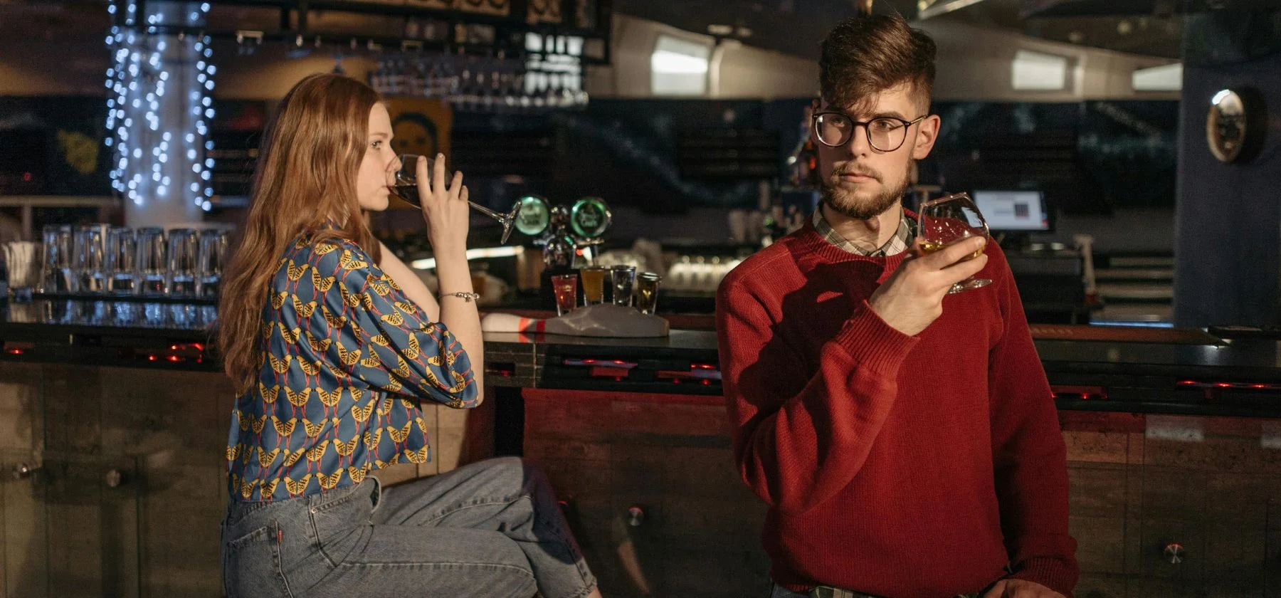 Un homme et une femme dégustent un whisky dans un bar