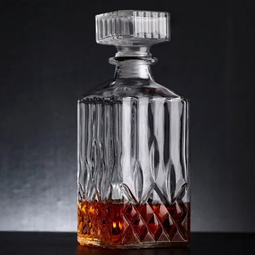 Carafe à Whisky design avec un peu de whisky à l'intérieur