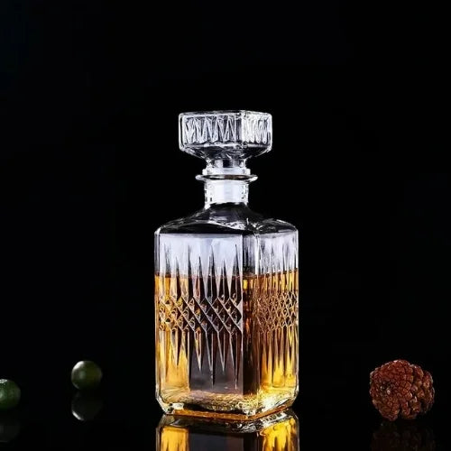 Carafe à whisky en cristal avec détails taillés, posée sur un fond noir, mettant en valeur son design raffiné.