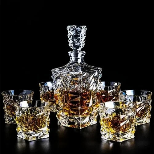 Coffret carafe et verres à whisky en cristal vintage, illuminé par un fond sombre