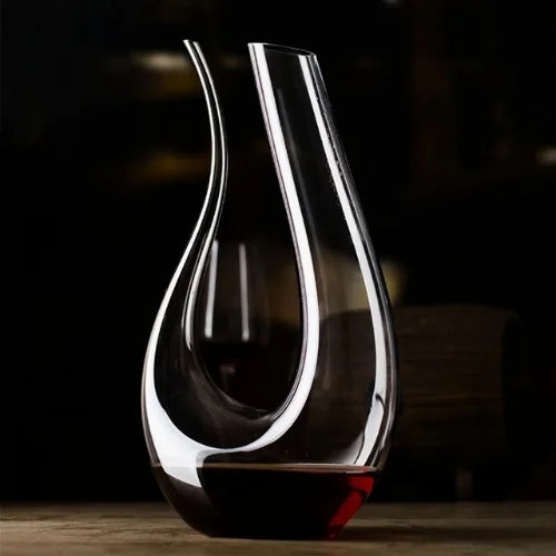Carafe en verre au design moderne et épuré, idéale pour servir du vin ou des spiritueux avec élégance.