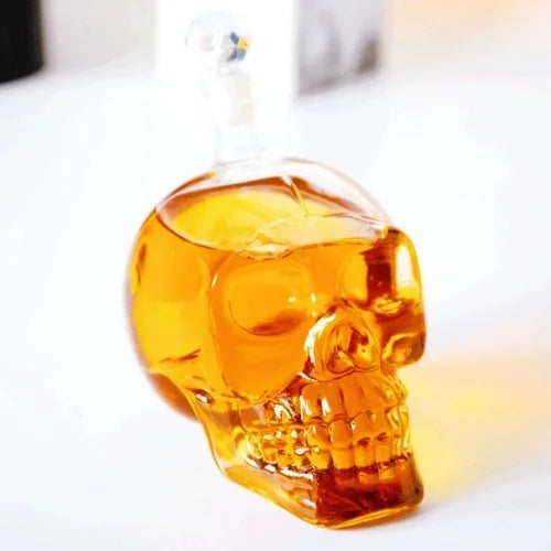Carafe tête de mort remplie de whisky, idéale pour impressionner vos invités.