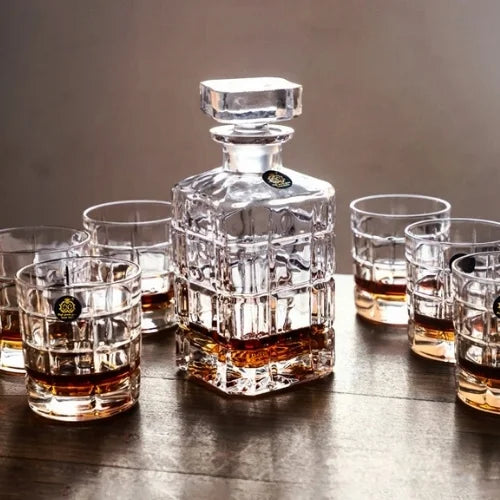 Coffret whisky avec carafe en verre au design géométrique et six verres assortis, pour une présentation unique.