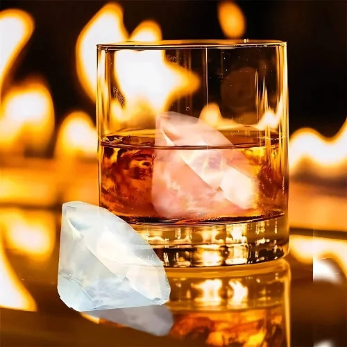 Glaçon diamant dans un verre de whisky
