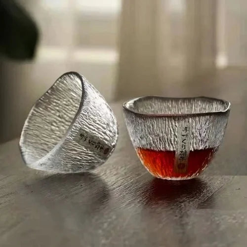 Deux petits verres à whisky posés côte à côte, leur texture unique mettant en valeur leur artisanat authentique.