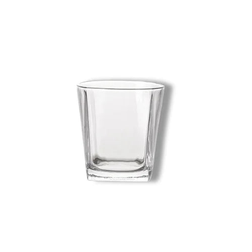 Un verre à whisky carré vide, révélant des lignes épurées et un design intemporel.