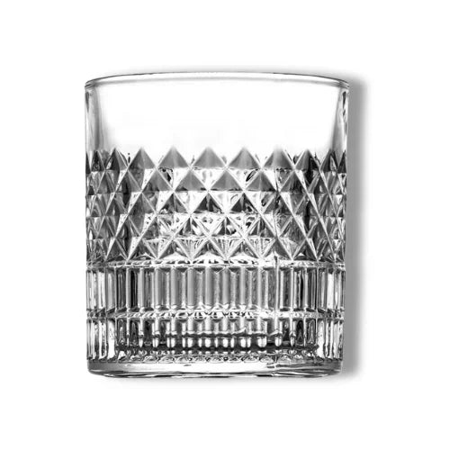 Verre à whisky en cristal avec motifs texturés géométriques, alliant raffinement et qualité pour une dégustation sophistiquée.