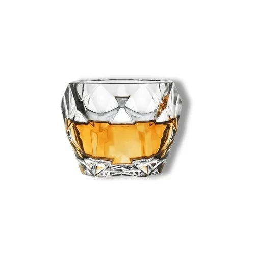 Un verre à whisky aux facettes étincelantes, inspiré de la coupe d&#39;un diamant, parfait pour illuminer votre boisson préférée.