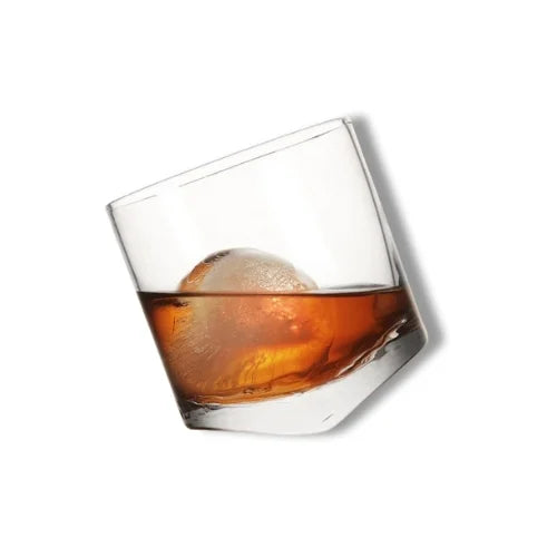 Un verre à whisky inclinable qui allie design moderne et praticité, parfait pour savourer votre spiritueux préféré avec une touche d&#39;originalité.