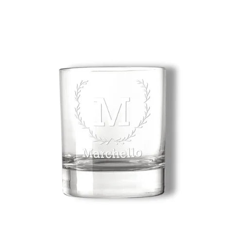 Verre à whisky transparent gravé avec l&#39;initiale &#39;M&#39; et le prénom &#39;Marchello&#39;, parfait pour un cadeau unique et élégant.