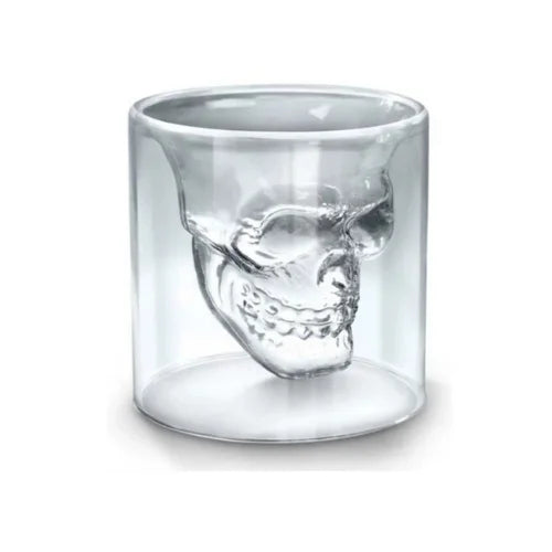 Un verre à whisky unique avec une tête de mort sculptée à l’intérieur, parfait pour un style audacieux et original.