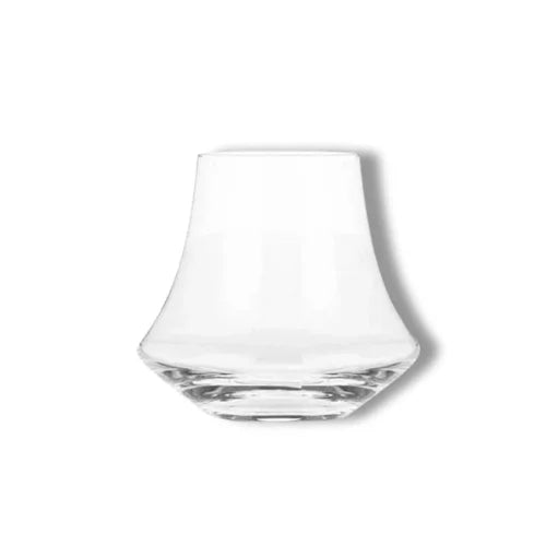 Verre à dégustation de whisky au design moderne et épuré, idéal pour révéler les arômes du whisky.