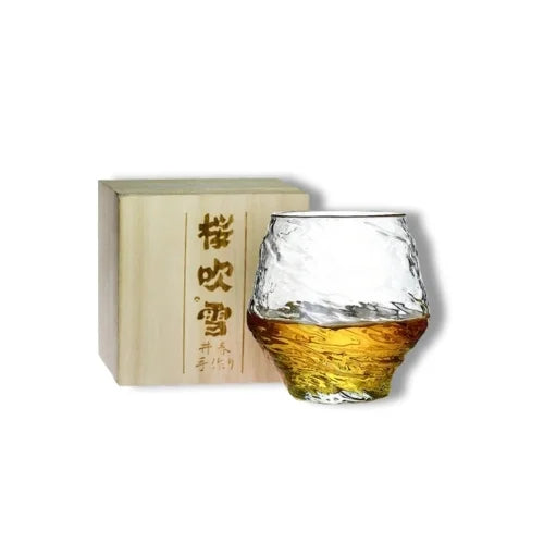 Un verre à whisky japonais unique, présenté avec sa boîte en bois traditionnelle, reflétant un artisanat raffiné.