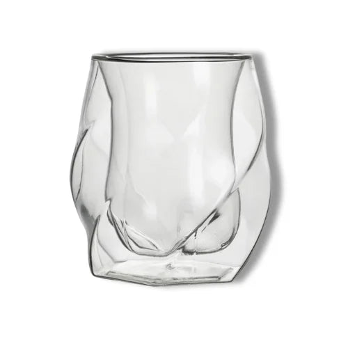 Verre à whisky vide au design torsadé et moderne, parfait pour les amateurs de spiritueux raffinés.