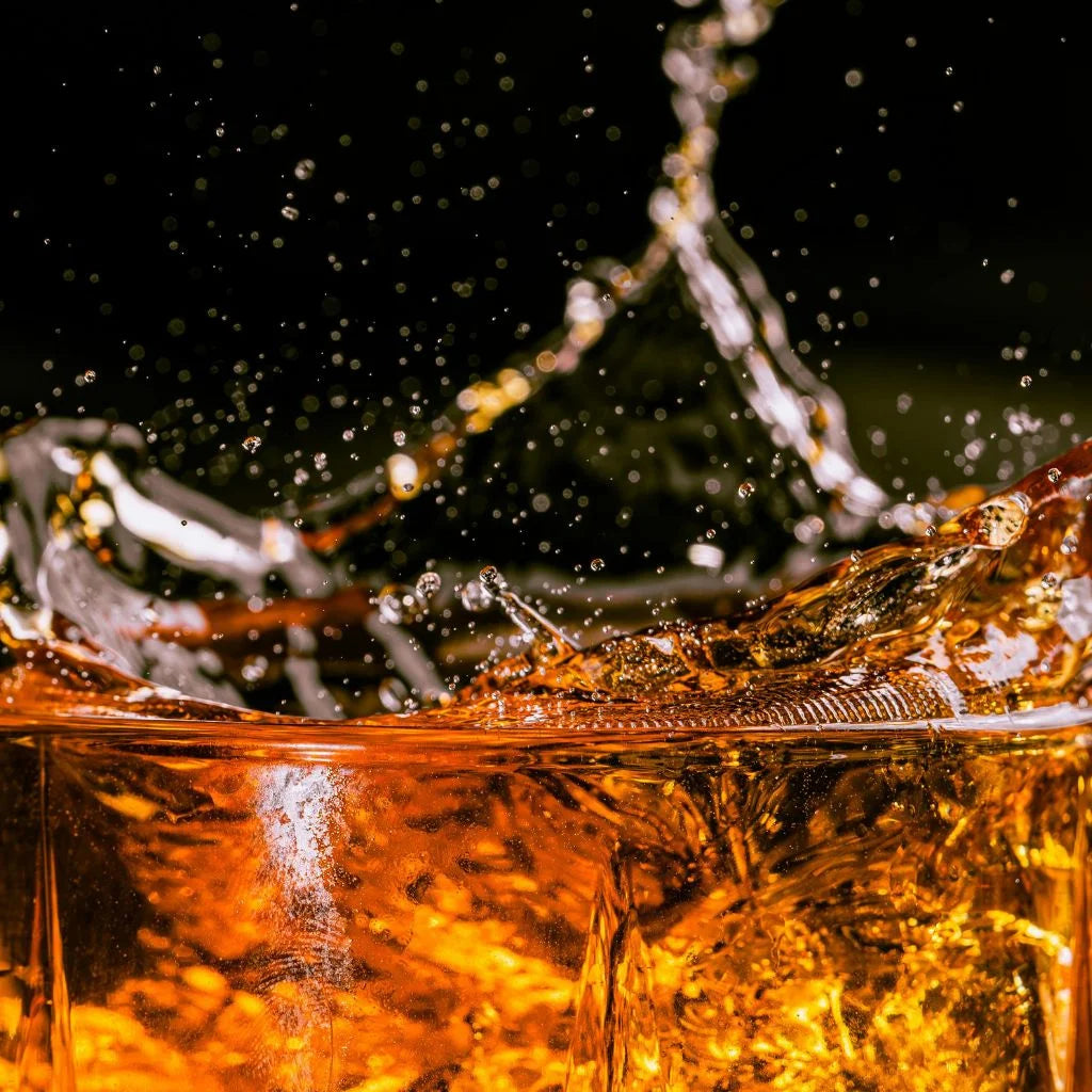 Un whisky éclatant avec des éclaboussures dynamiques