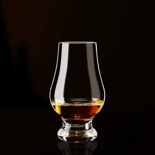 Un verre Glencairn posé sur un fond sombre, mettant en valeur la richesse de votre spiritueux.