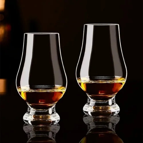 Deux verres Glencairn remplis de whisky ambré, parfaits pour un moment de dégustation partagé.