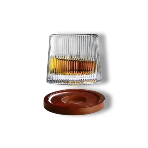 Un verre à whisky strié, accompagné de son socle en bois rafraîchissant, pour savourer vos spiritueux à la température idéale.