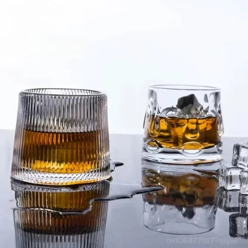 Deux variantes de verres à whisky avec socle rafraîchissant, offrant des styles distincts pour des dégustations personnalisées.