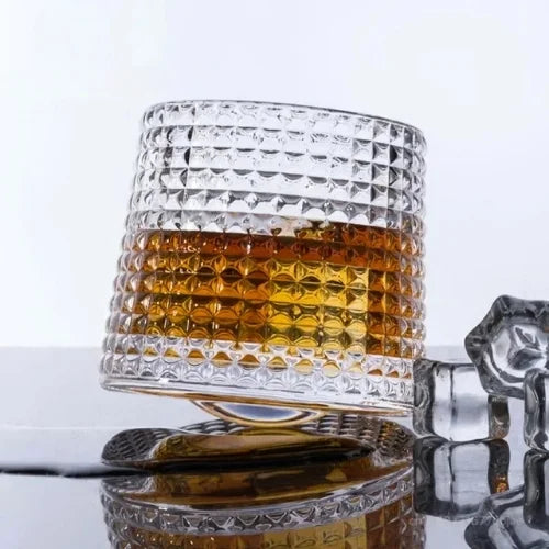 Le verre texturé au design unique repose sur un socle élégant, parfait pour maintenir votre whisky frais sans glaçons.