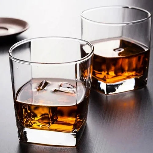 Deux verres carrés, remplis de whisky ambré, parfaits pour une dégustation raffinée et conviviale.