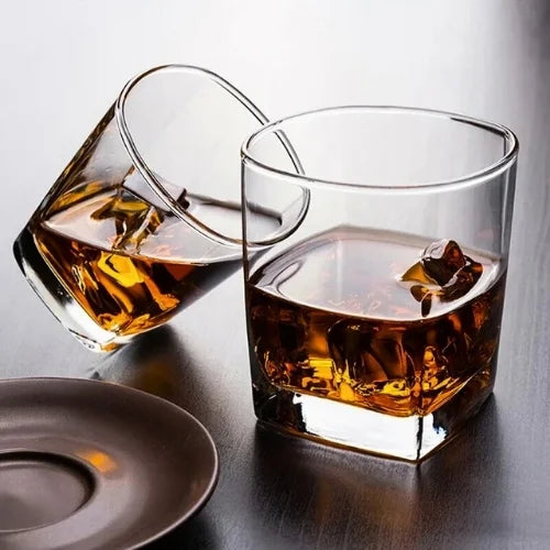 Deux verres à whisky carrés inclinés, mettant en valeur un design moderne et audacieux.