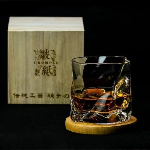 Un verre à whisky design accompagné de sa boîte en bois, un cadeau idéal pour les amateurs de whisky et de belles pièces artisanales.