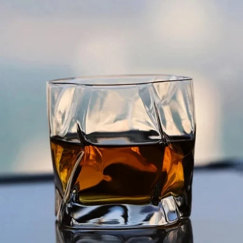 Un verre à whisky au design irrégulier et sculptural, parfait pour les amateurs de style contemporain.