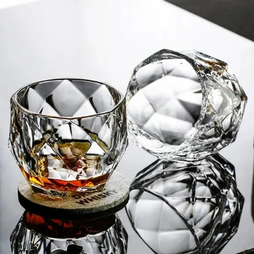 Deux verres à whisky diamant posés avec élégance, sublimant la transparence et les détails minutieux de leurs facettes.