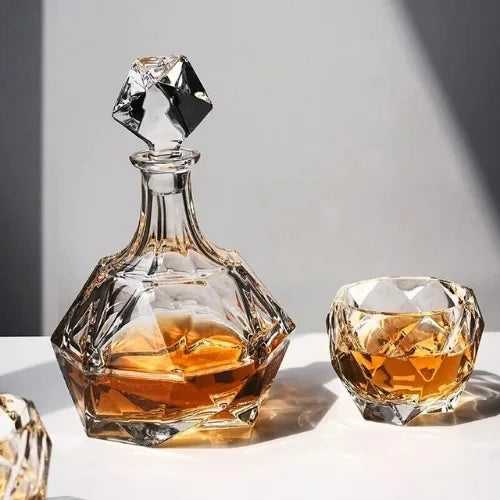 Un ensemble de carafe et verre à whisky diamant, un duo raffiné pour des moments de dégustation inoubliables.