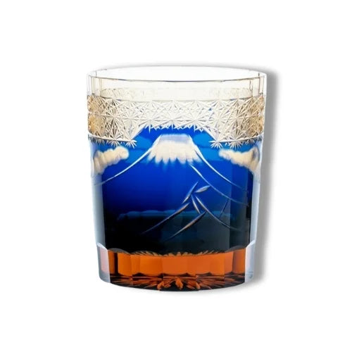 Un verre à whisky gravé avec des motifs de paysage, combinant élégance et artisanat pour sublimer vos dégustations.