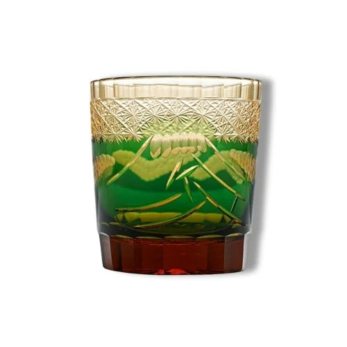 Un verre à whisky vert gravé, idéal pour ajouter une touche de couleur et de caractère à vos moments de dégustation.