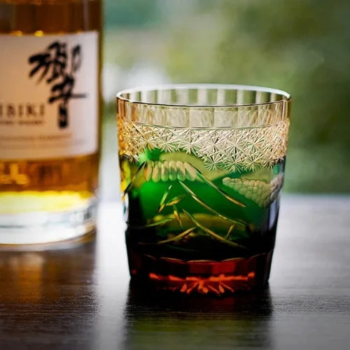 Des détails raffinés et des couleurs éclatantes se reflètent dans ces verres gravés, un hommage à l’artisanat japonais.