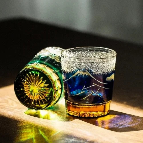 Des détails raffinés et des couleurs éclatantes se reflètent dans ces verres gravés, un hommage à l’artisanat japonais.