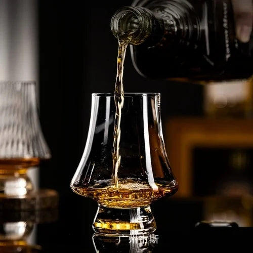 Un whisky doré versé délicatement dans un verre irlandais, capturant l'essence de la dégustation traditionnelle.