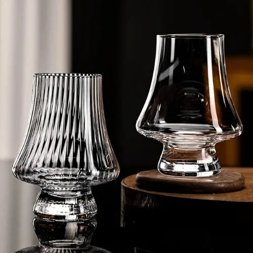 Deux verres à whisky irlandais, avec des designs distincts, parfaits pour explorer la richesse des spiritueux.