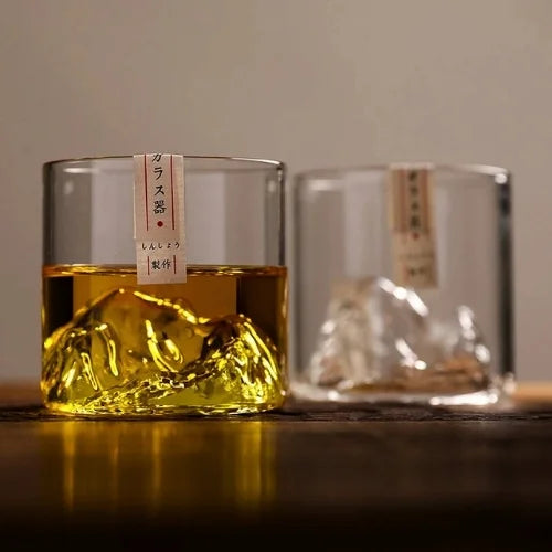 Deux verres à whisky montagne côte à côte : une œuvre d&#39;art en verre qui sublime chaque gorgée.