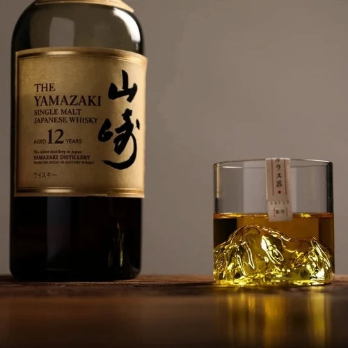 L&#39;alliance parfaite entre un whisky d&#39;exception et un verre à montagne, pour une dégustation qui vous transporte au sommet.
