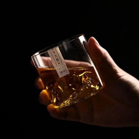 Un verre à whisky épuré, laissant apparaître un sublime relief de montagne pour une touche d'artisanat unique.