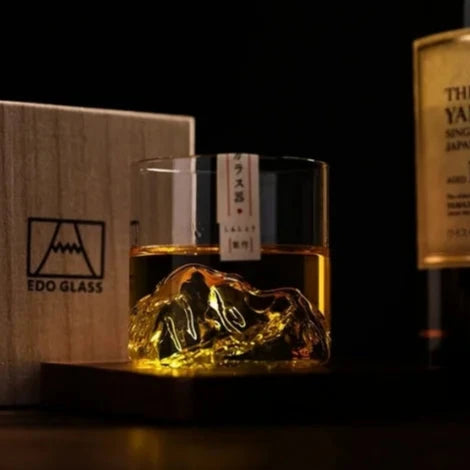 Un mélange d'élégance artisanale et de caractère, ce verre à whisky montagne est présenté avec sa boîte en bois signée Edo Glass.