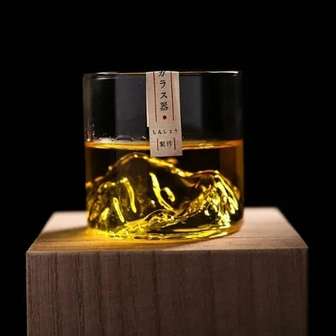 Un verre à whisky qui tient parfaitement en main, mettant en valeur son design unique avec un relief de montagne sculpté à l'intérieur.