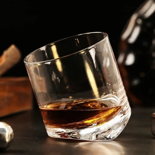 Avec son inclinaison élégante, ce verre à whisky capte la lumière et met en valeur chaque nuance de votre boisson favorite.