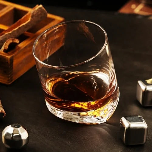 Le verre à whisky penché, sublimé par des reflets ambrés, pour une dégustation qui ne manque pas de style.