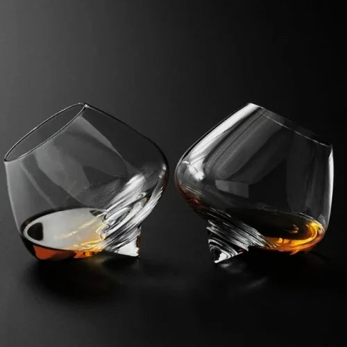 Verres à whisky inclinés, équilibrant design moderne et fonction.