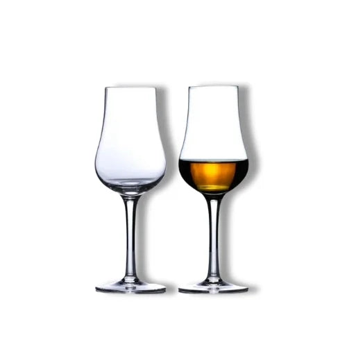 Deux verres tulipe, l'un vide et l'autre rempli, pour illustrer l'expérience de dégustation dans sa pure simplicité.